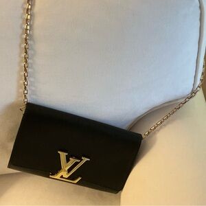 Luxurious Black Shoulder Bag with Gold Chain by Louis Vuitton it’s counterfeit